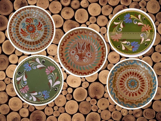 K�t egyforma z�ld +3 k�l�nb�z� barna n�pi t�ny�r egy�tt elad�