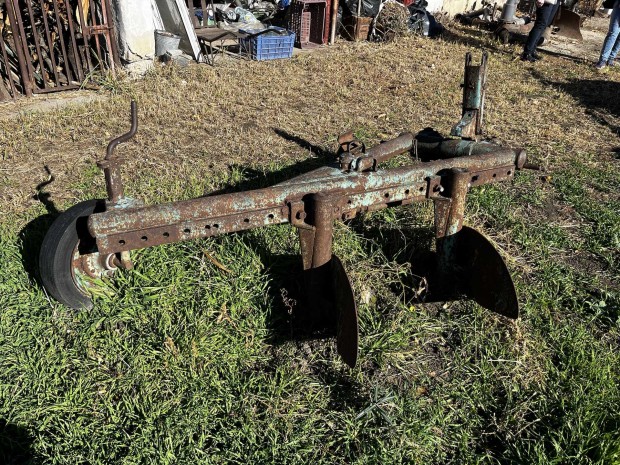 Kt fejes eke (plusz egy taggal)