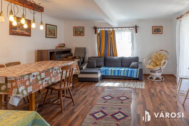 K�t fel�j�tott h�z egy telken B�k�scsaba Nagyr�ten