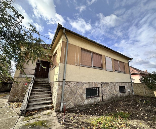 K�t gener�ci�s 240 m2-es csal�di h�z Szentl�rinck�t�n