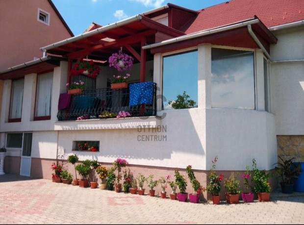 K�t gener�ci�s, ,modern otthon a legkedveltebb v�rosr�szben.