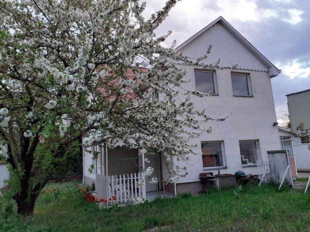 K�t gener�ci�s, k�tszintes h�z Etele pl�z�t�l nem messze