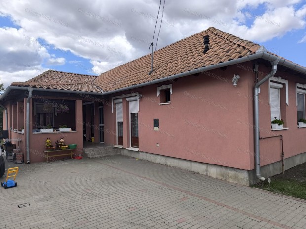 K�t gener�ci�s csal�di h�z Szolnok belv�ros�ban elad�!