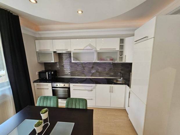 K�t h�l�, nappalis lak�s kiad� a B�sz�rm�nyi �ton