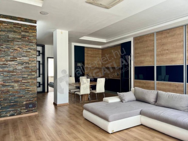 K�t h�l�szob�s, erk�lyes luxuslak�s Falk Miksa utc�ban