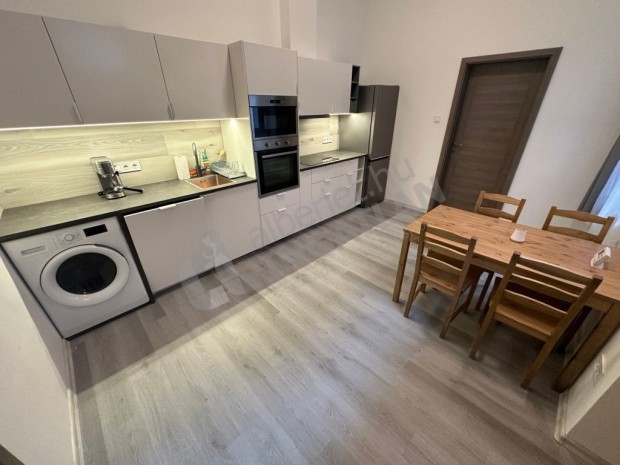 K�t k�l�n ny�l� h�l�s, k�t f�rd�szob�s lak�s a Dob utc�ban