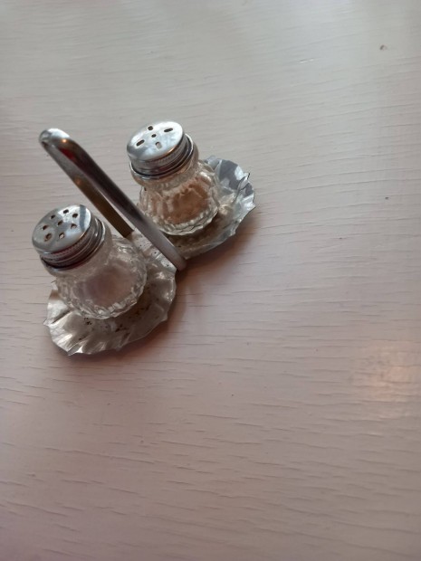 Két különböző régi mini só-bors szóró