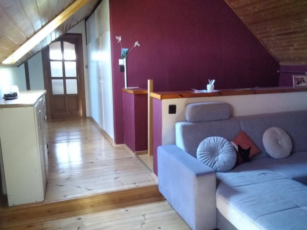 K�t lak�s, egy ingatlan