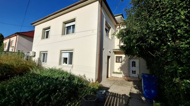 K�t lak�s egy h�zban a Balatont�l 20 percre