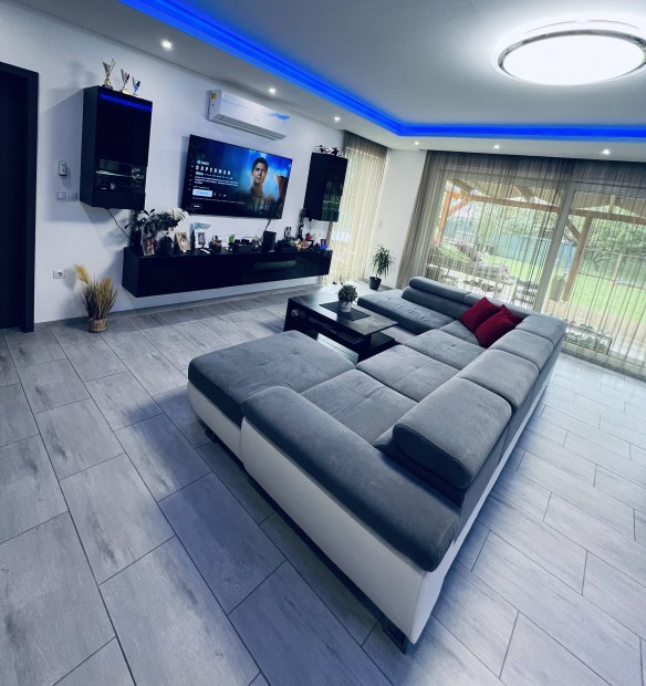 K�t lak�sos csaladihaz