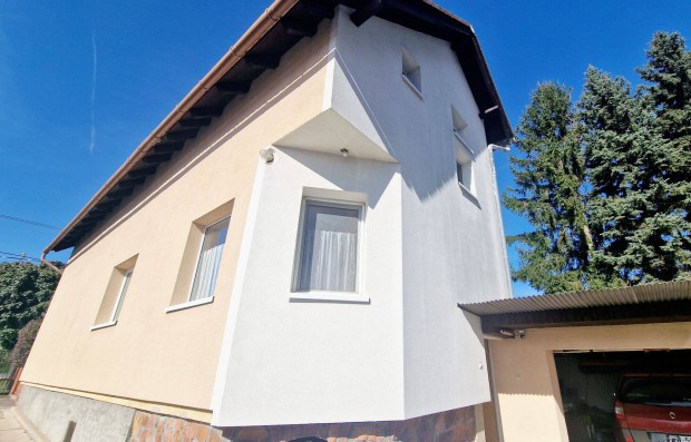 K�t lak�sra osztott csal�di h�z, remek �zleti lehet�s�g!!