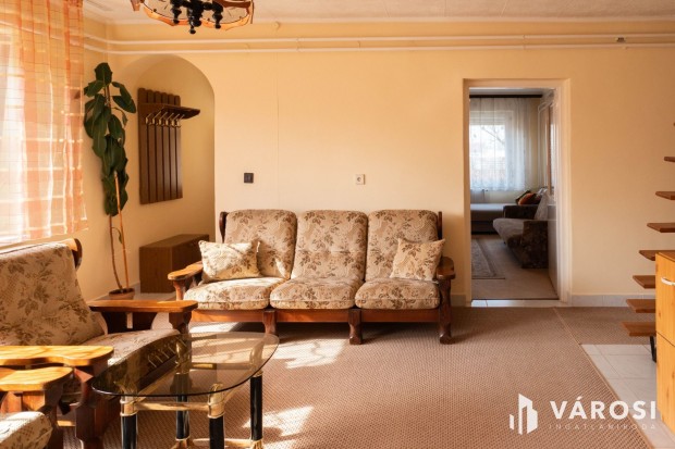 K�t lakr�sz, hangulatos kemence, megoszthat� telek