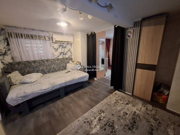 K�t lakr�sz saj�t udvarr�sszel