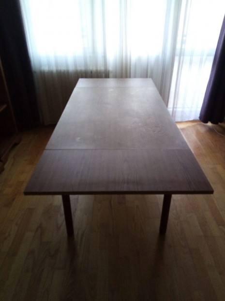 K�t oldalra b�v�thet� �tkez�asztal