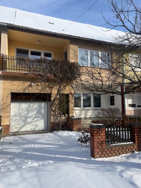 K�t szintes 119 m2-es, nappali + 3 szob�s sorh�zr�sz elad�!