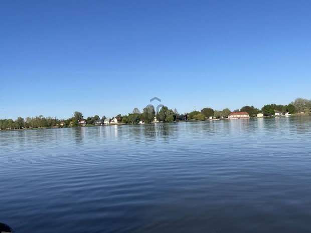 Két utcára nyíló, dunai panorámás, közvetlen vízparti telek- Ráckeve k