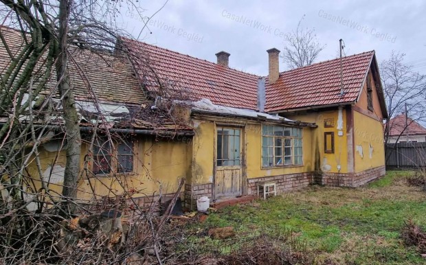 K�t utc�ra ny�l� telek k�t �p�lettel elad� Cegl�den!