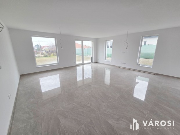 K�tgener�ci�s Modern Csal�di Otthon Soroks�ron