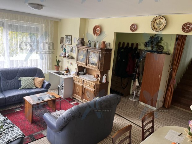 K�tgener�ci�s, fel�j�tott csal�di h�z Sz�regen...