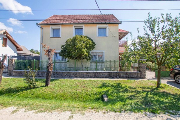 K�tgener�ci�s csal�di h�z Gy�lon, j� k�rny�ken!