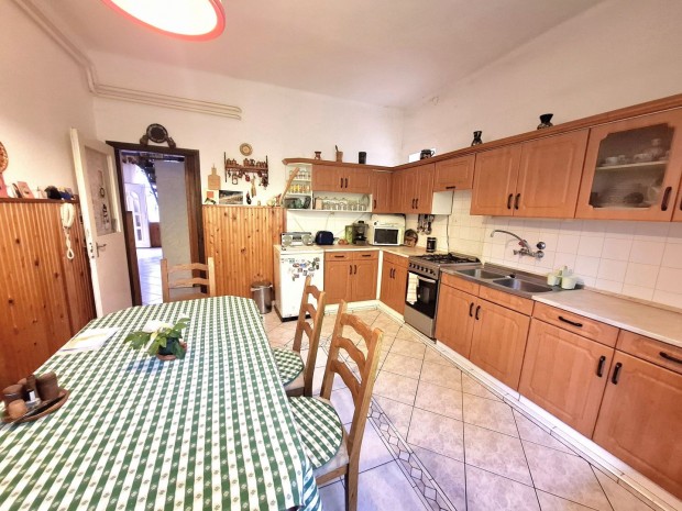 K�tgener�ci�s csal�di h�z, a d�li v�rosr�szen