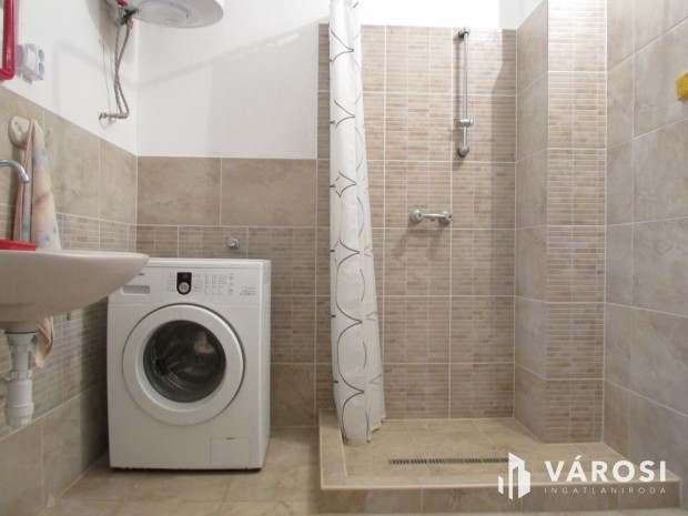 K�tgener�ci�s csal�di h�z a faluk�zpont k�zel�ben