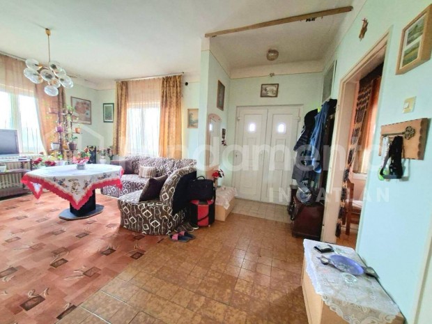 K�tgener�ci�s csal�di h�z elad� Farmoson