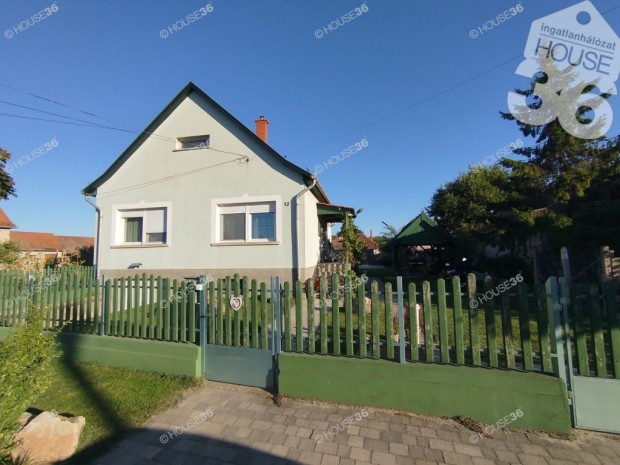 K�tgener�ci�s csal�di h�z elad� Izs�kon!