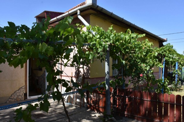 K�tgener�ci�s csal�di h�z kedvez� �ron elad�!