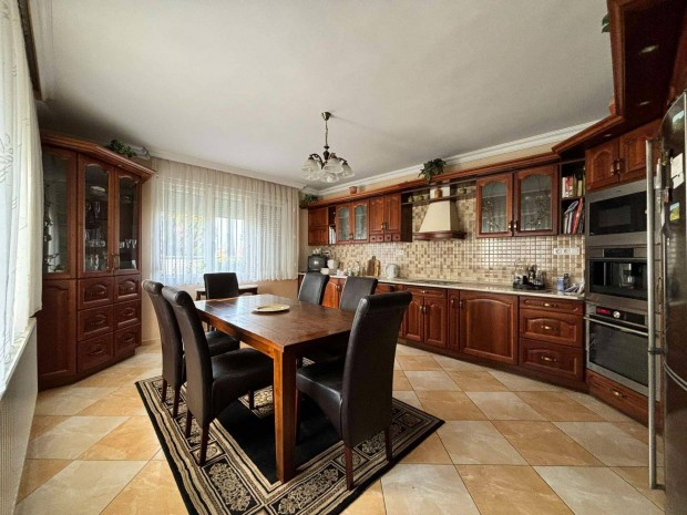 K�tgener�ci�s luxus csal�di h�z elad� Derecske belv�ros�ban!