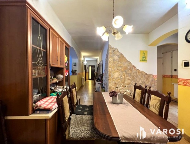 K�tgenereci�s csal�di h�z, sok lehet�s�g, csendes utca