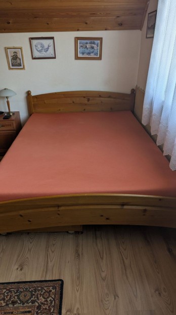 Kétszemélyes ágy ágyneműtartóval eladó