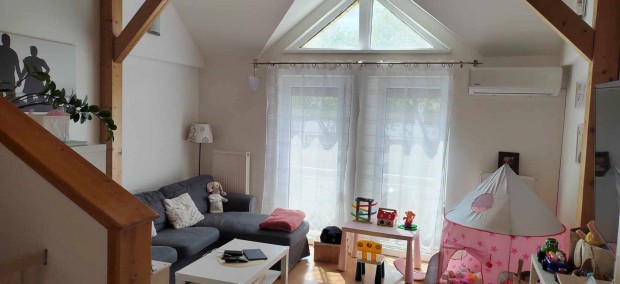 K�tszintes, erk�lyes lak�s elad� Monor k�zponti r�sz�n saj�t park