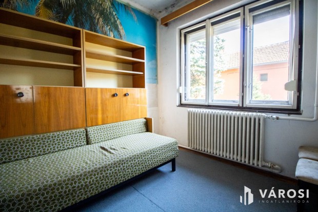 K�tszintes, fel�j�tand� t�glah�z B�k�sen