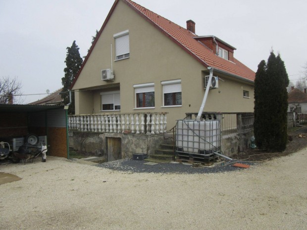 K�tszintes, n�gyszob�s csal�di h�z, Egyh�zashety�n