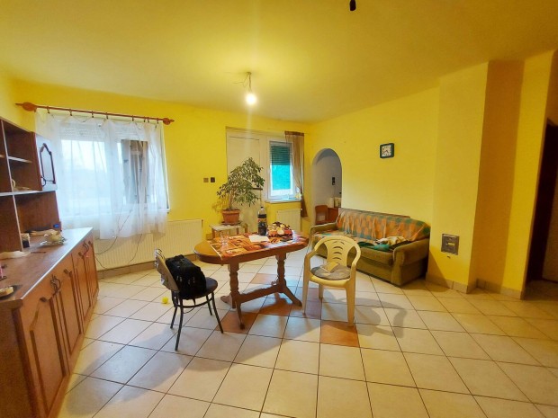 K�tszintes, szigetelt csal�di h�z elad� B�lcsk�n!