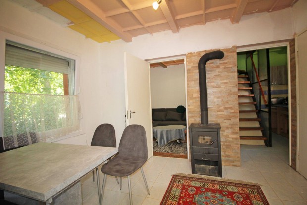 K�tszintes, t�l�es�tett nyaral� Gunarasf�rd� k�zpontj�ban