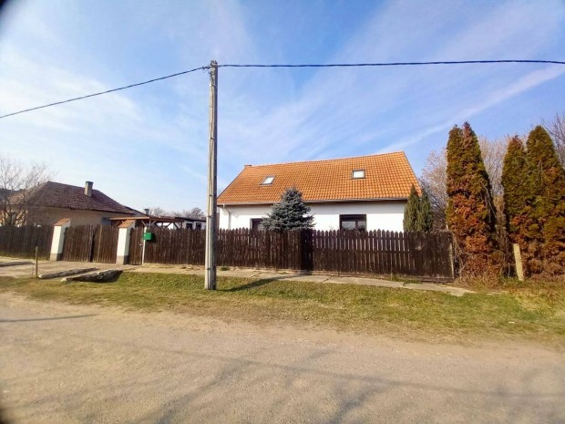 Ktszintes csaldi hz elad