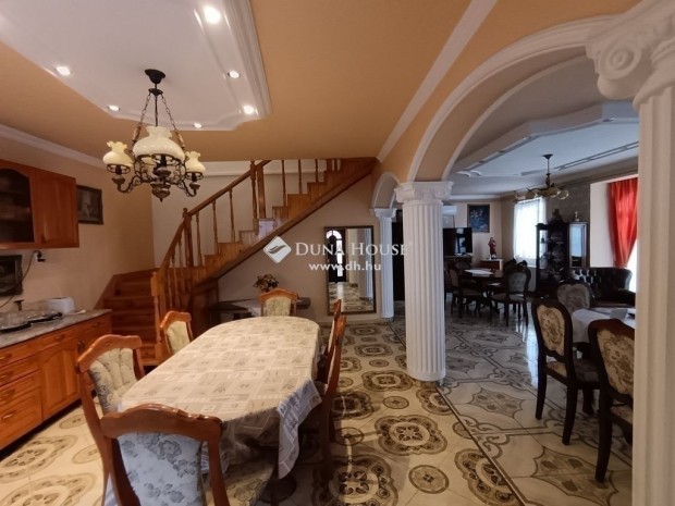 K�tszintes csal�di h�z elad� Mih�lytelken