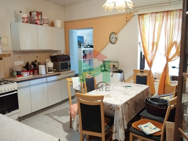 K�tszintes h�z medenc�vel Balaton�jlakon