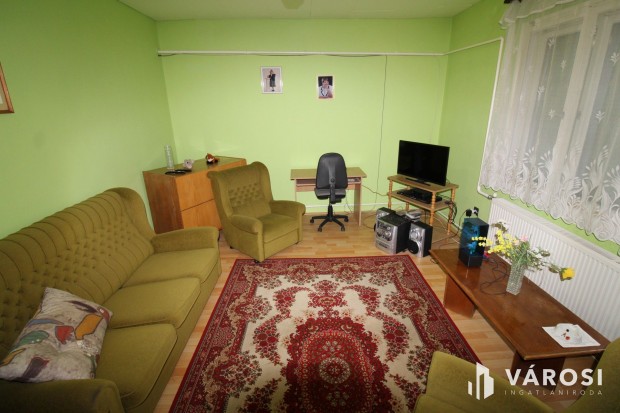 K�tszintes t�gla h�z, gar�zzsal.