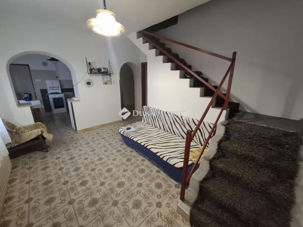 K�tszintes t�glah�z pinc�vel, 4 szob�val