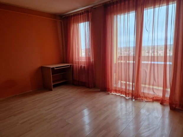 Kétszobás, erkélyes belváros közeli lakás- 70-7039997