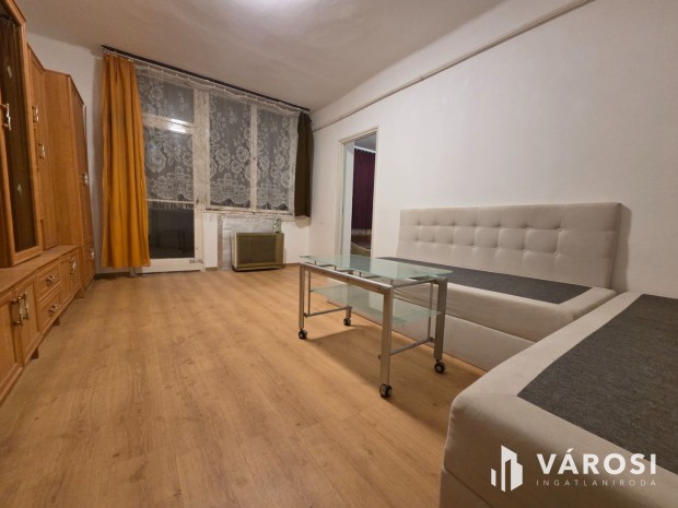 K�tszob�s f�ldszinti lak�s a v�rosk�zpontn�l