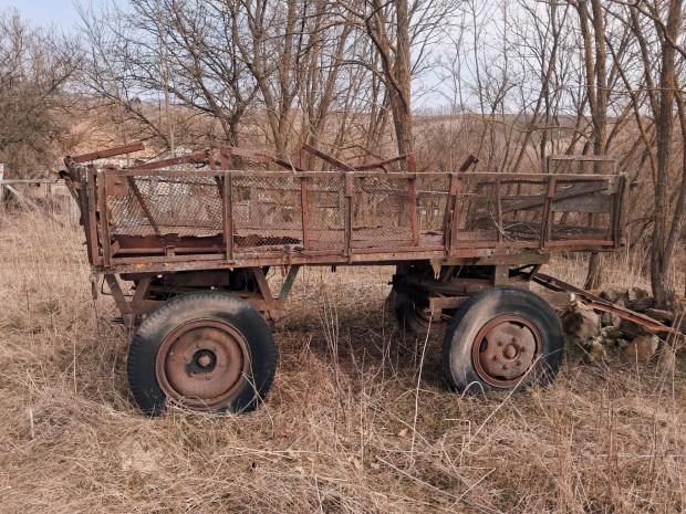 K�ttengelyes lengyel p�tkocsi