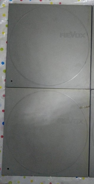 Kettő darab revox 26,5 cm-es fém orsó szalaggal,tartóval.