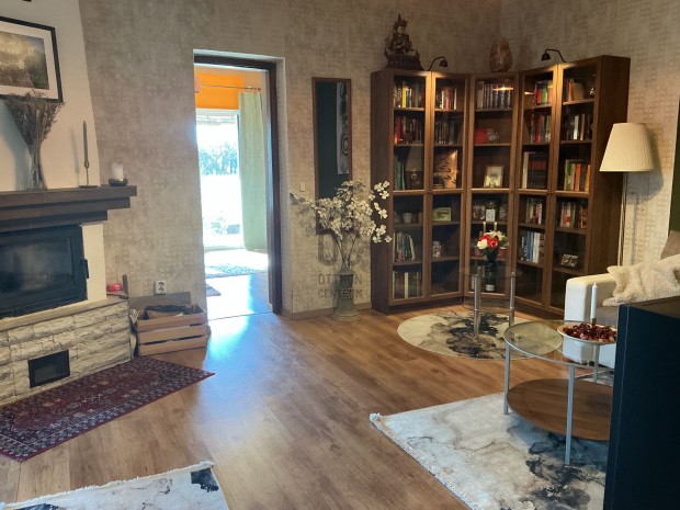 Kett�t, egy �r��rt!