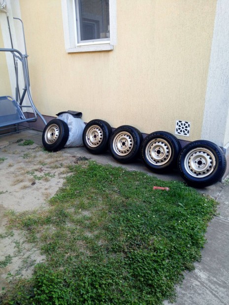 Keveset futott téli gumi acélfelnivel