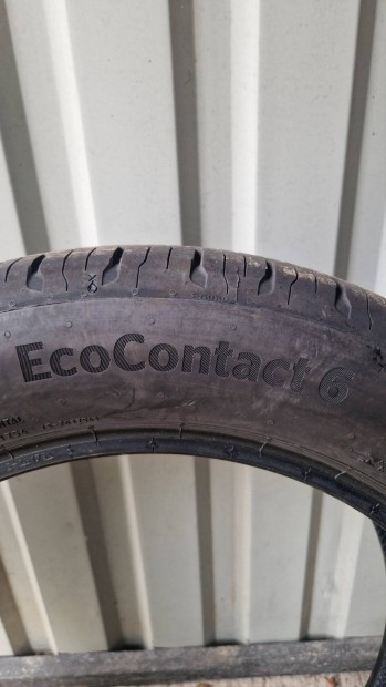 Kevesett futott nyrigumi