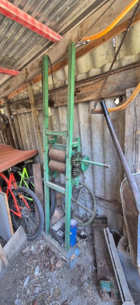 K�zi sz�l�pr�sel�, f�mb�l! T�k�letesen m�k�dik!